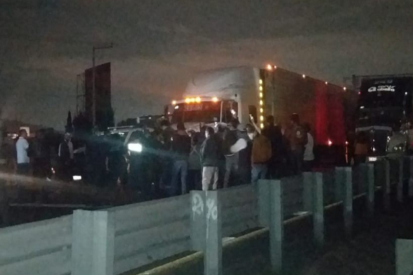 VIDEO: Detienen a vecinos de Xonacatepec y bloquean la autopista Puebla-Orizaba
