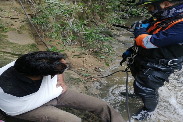 Hombre es rescatado tras caer a una barranca en la colonia Naciones Unidas