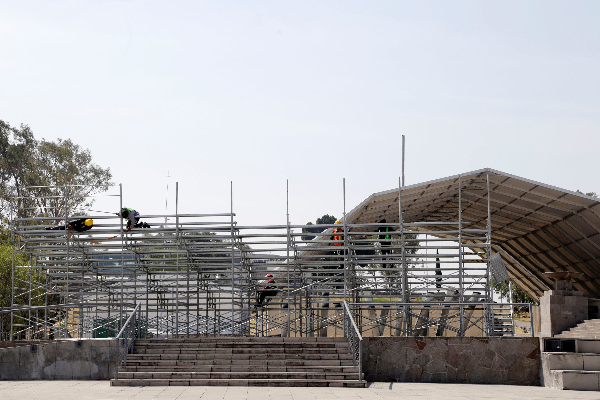 FOTOS: Colocan juegos mecánicos y estructura del Teatro del Pueblo para la Feria de Puebla