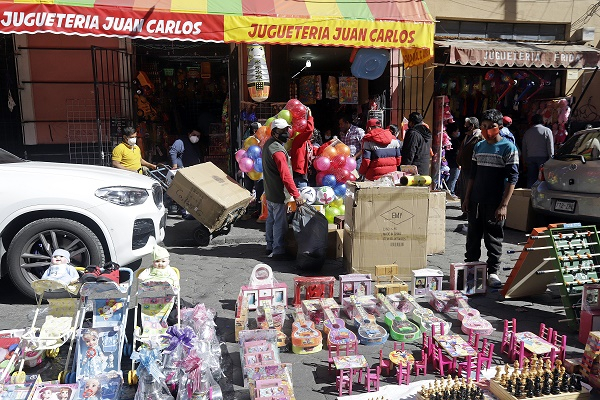 “Reyes Magos” buscan juguetes en Puebla a pesar de restricciones por COVID-19