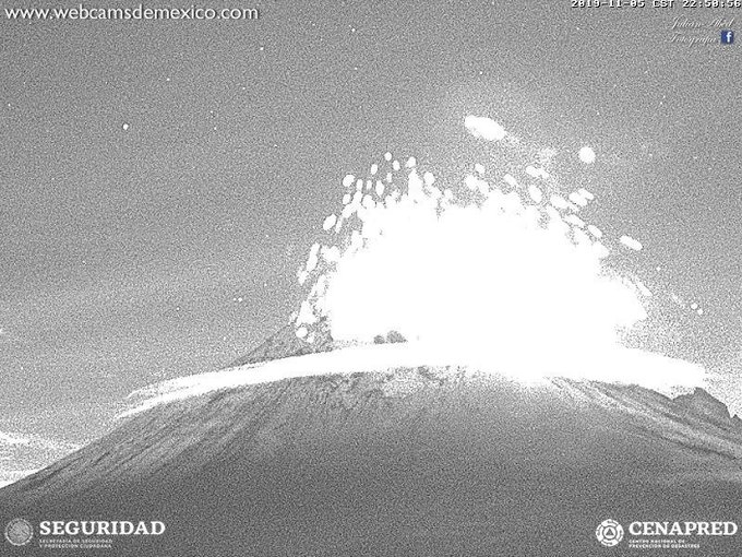 Popocatépetl continúa lanzando material incandescente