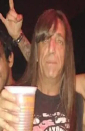 Descubren a Chespirito “metalero” en Argentina
