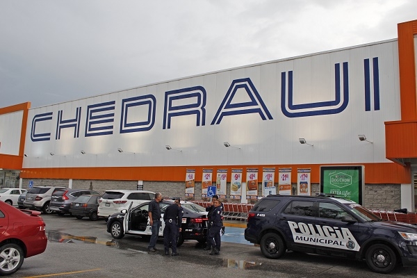Rompen vitrinas y se llevan teléfonos celulares en Chedraui de Xonaca