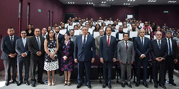 El rector de la BUAP entregó 60 definitividades a personal no académico