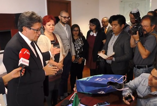Ricardo Monreal recibe mochila con 1.6 mdp