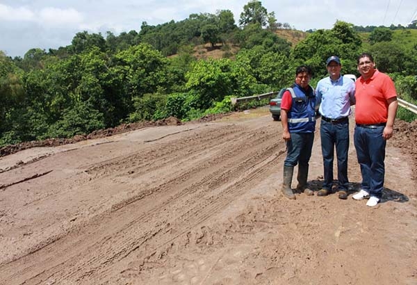 Juan Pablo Piña recorre Acateno y Tlatlauquitepec por daños que dejó “Katia”