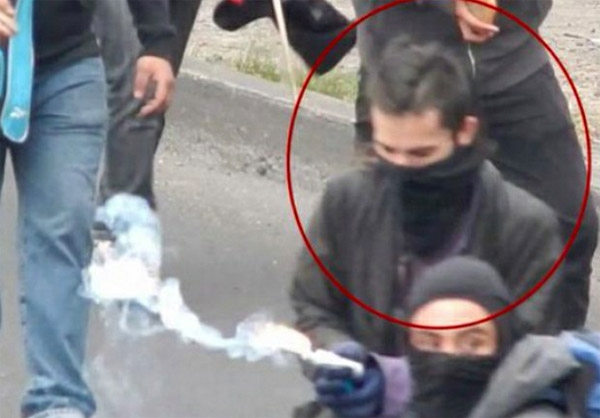 Desata polémica foto de Sandino Bucio con bomba molotov