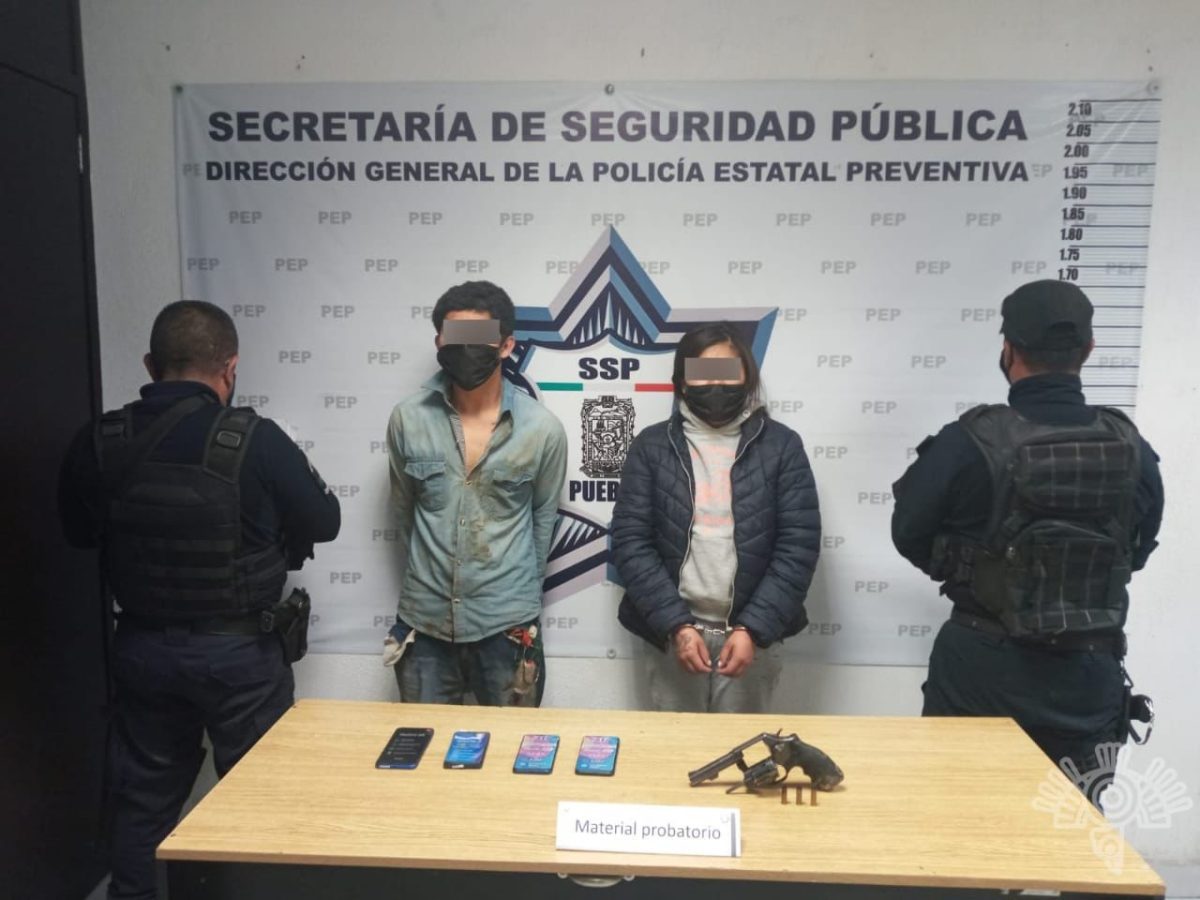 Detienen a pareja que atracó tienda Coppel en Amozoc
