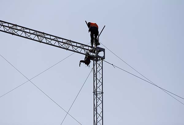 Colocan cables del Teleférico de Puebla con la ayuda de helicóptero