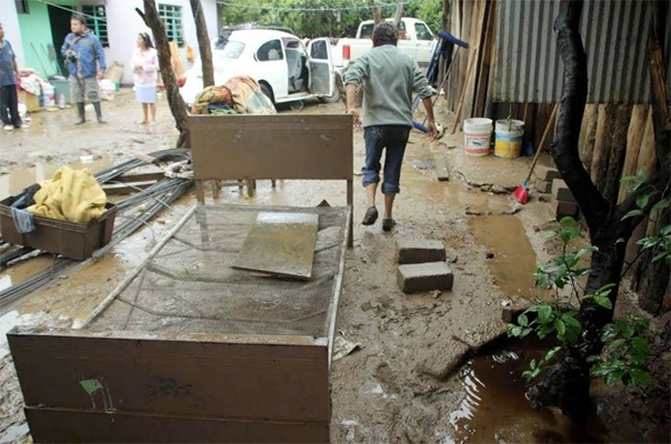 Desbordamiento de arroyos afecta a 100 viviendas en Oaxaca