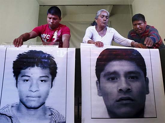 Padres de normalistas desaparecidos llegan a Canadá para pedir justicia