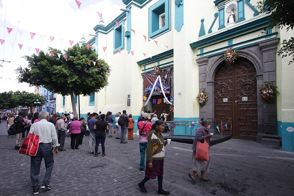 En el día de El Señor de las Maravillas, sus fieles se aglomeran en la calle sin importar COVID