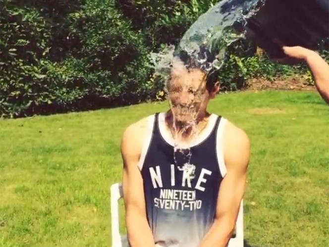 Chicharito se unió al reto del balde de agua fría
