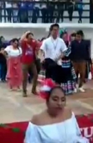 Se desplomó escenario mientras bailaban Payaso de Rodeo