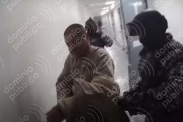 VIDEO. “El Chapo” es obligado a hacer sentadillas sin pantalones