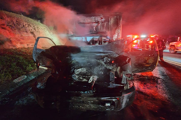 Chofer muere calcinado al colisionar contra camión en la autopista Amozoc-Perote