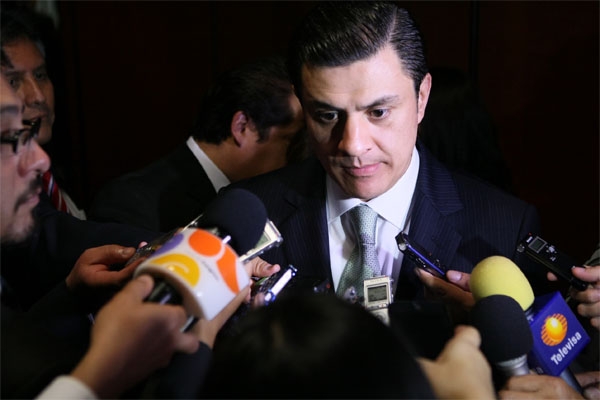 Parejas homosexuales “no son una familia”: Senador del PAN