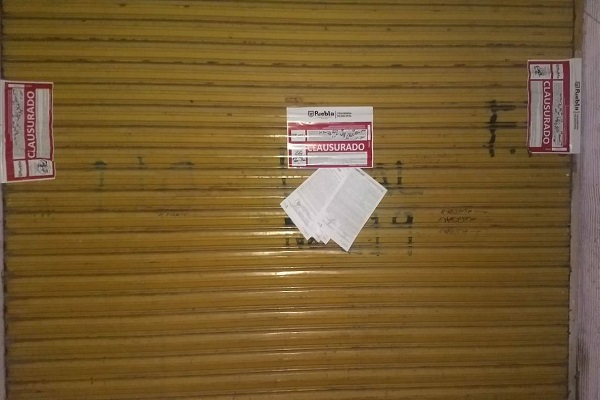 Cinco bares son clausurados en Puebla por vender alcohol durante confinamiento