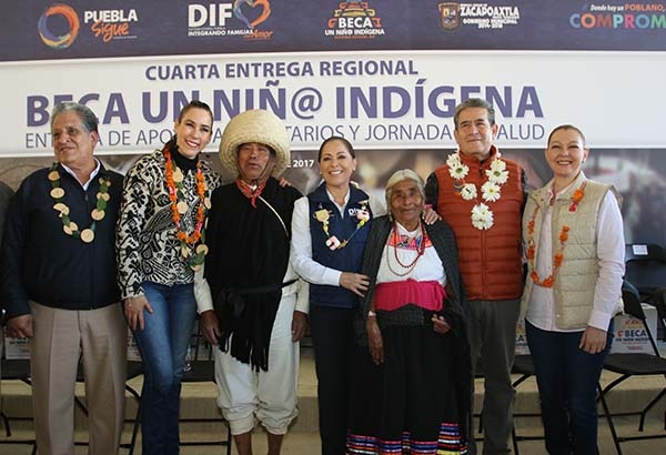 Dinorah López de Gali entrega apoyos a personas vulnerables de Zacapoaxtla