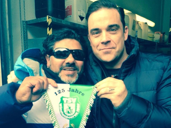 Robbie Williams presume foto con falso Maradona