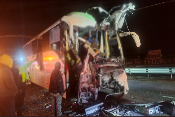 Vuelca tráiler y bloquea circulación en la autopista México-Puebla