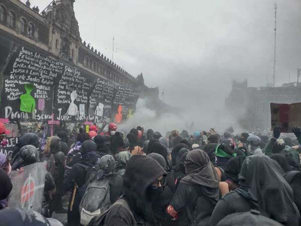 “Fuimos todas”; mujeres tumbaron el muro de AMLO en Palacio Nacional