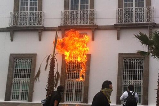 Anarquistas atacan sede del PRI DF en marcha del “Halconazo”