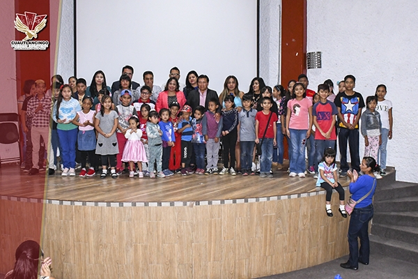 Presidenta municipal de Cuautlancingo, Lupita Daniel, entrega 52 becas culturales a niños y jóvenes