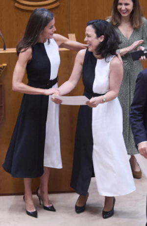 Letizia ríe al coincidir en vestido con otra mujer
