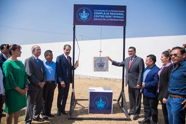 BUAP: Esparza Ortiz colocó la primera piedra de nuevo edificio de la preparatoria en Tepeaca