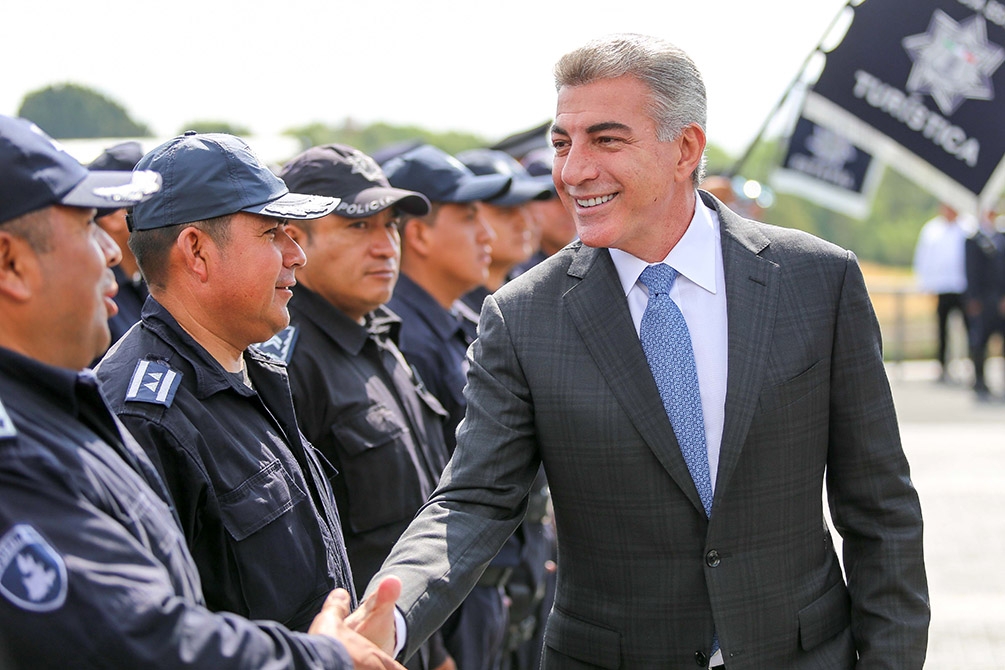 Tony Gali entrega estímulos, ascensos y equipo a policías estatales