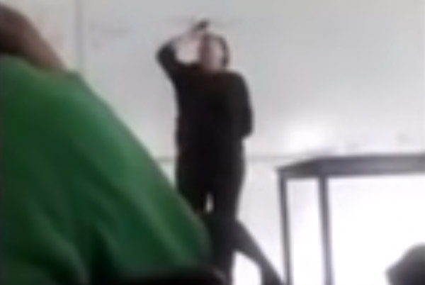 SEP Puebla suspende a maestra por “llevar tequila al salón de clases”