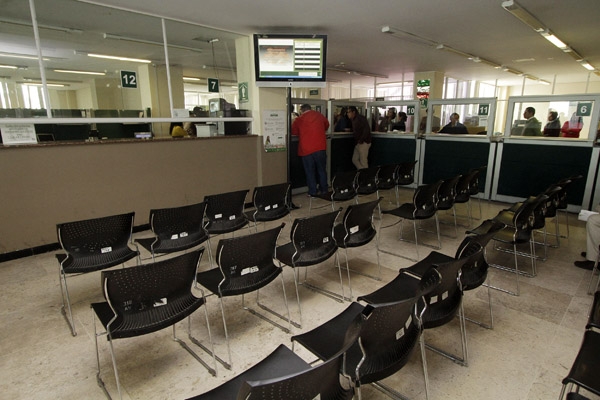 Realizan paro de brazos caídos durante dos horas en IMSS Puebla