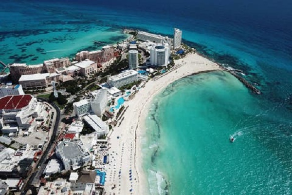 Suman 37 estudiantes poblanos contagiados de COVID tras viaje a Cancún