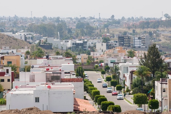 Volcó camión con arena en obras de Lomas de Angelópolis; habría un lesionado