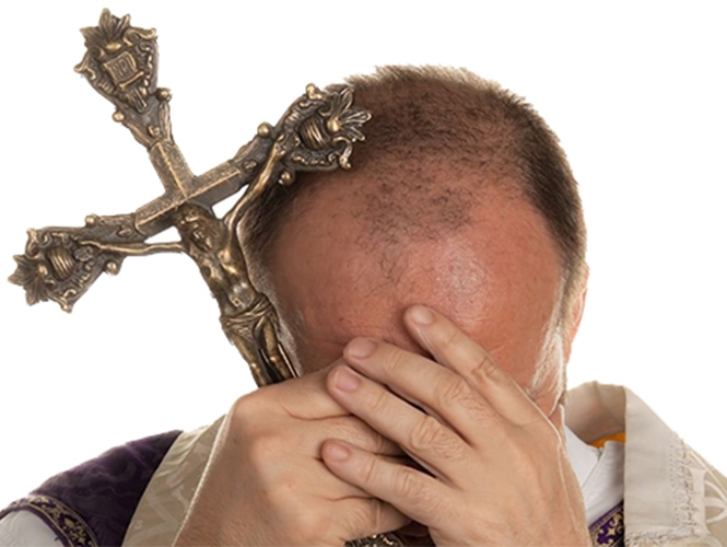 Descubren selfie porno de sacerdote brasileño, es separado de su cargo