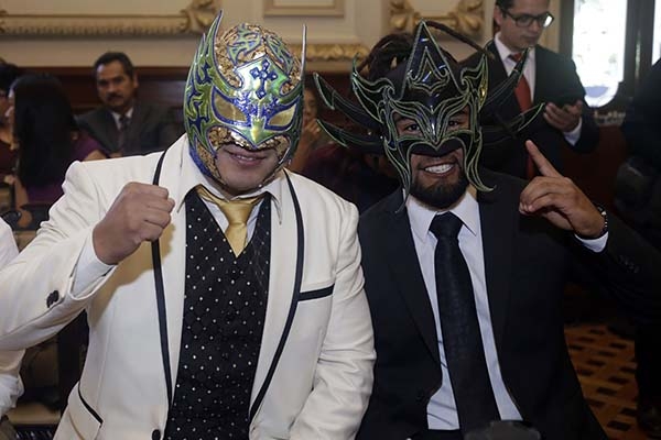 Puebla Capital reconoce a los luchadores Arcalis y Venon