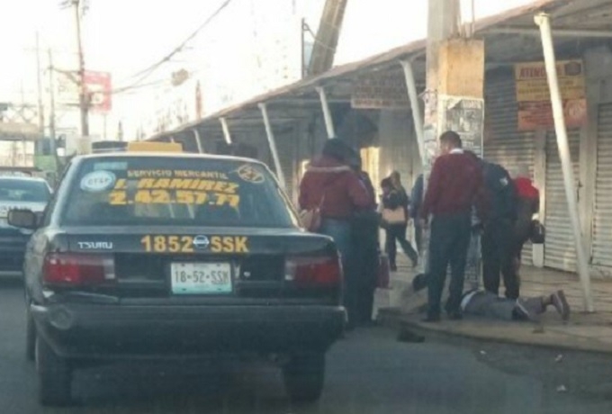 Detienen y golpean a sujeto que atracó a una mujer en La Fayuca