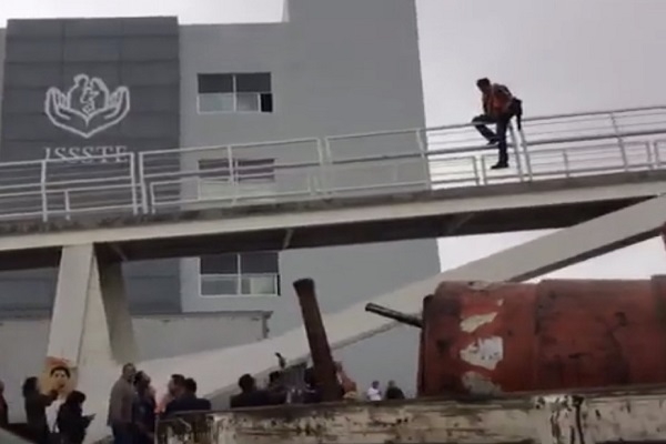 Hombre intentó arrojarse del puente de ciclovía en San Manuel
