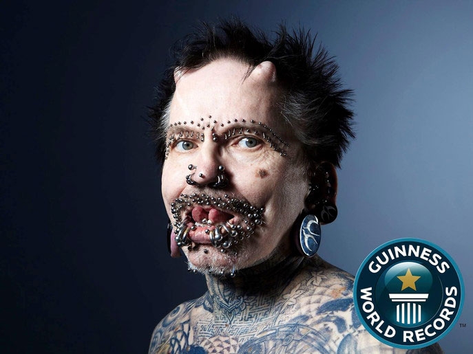 Dubai negó acceso al récord Guinnes con más piercings en el cuerpo