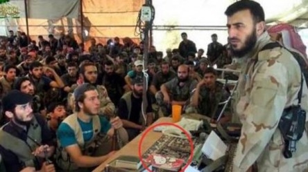Rebelde sirio hace guerra con libreta de Hello Kitty