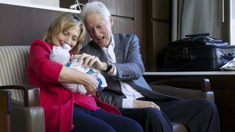 Bill y Hillary Clinton, primera foto como abuelos con su nieta Chelsea