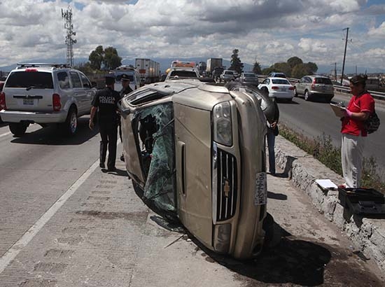 Muere mujer de 88 años al volcar su camioneta en la autopista Puebla-Orizaba