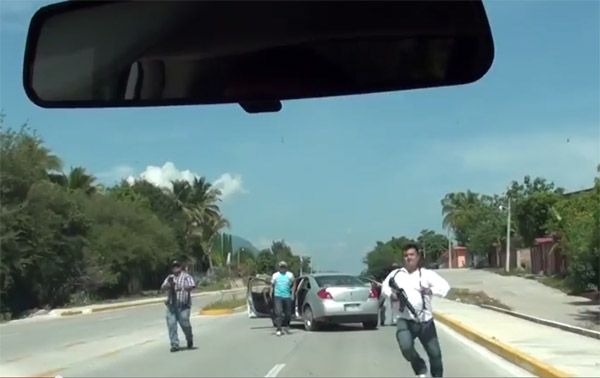 VIDEO: Federales vestidos de civil agreden a periodistas en Guerrero