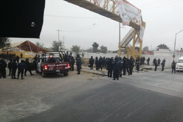 Desalojan a manifestantes del SNTE que bloqueaban vías del tren en Lara Grajales