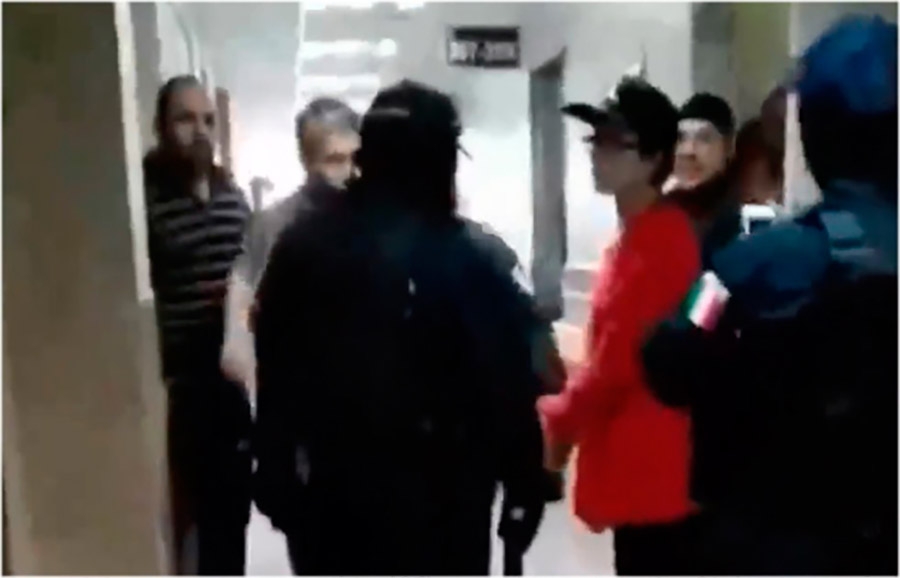 Escopeta en mano, mujer exige atención en clínica del IMSS