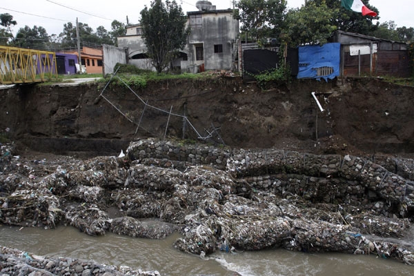 Familias en riesgo desoyen advertencias sobre inundaciones: Protección Civil