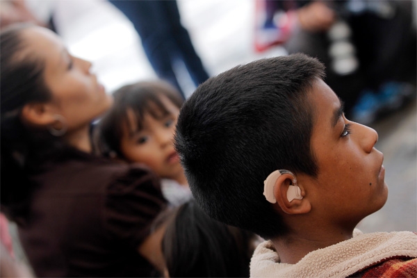 SEDIF beneficia con aparatos auditivos a 231 poblanos
