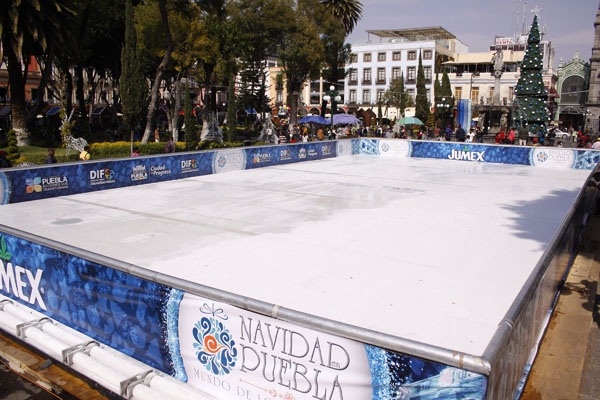 FOTOS: Instalan pista y tobogán en Villa Navideña del zócalo de Puebla