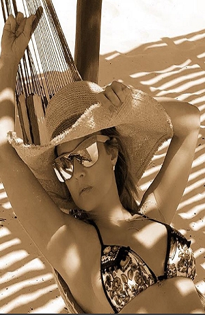FOTOS: Fey presume figura en la playa antes de iniciar su Desnuda Tour